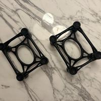 Coppia di ISOACOUSTICS APERTA colore nero.