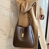 Borsa a spalla color caffè con pochette interna