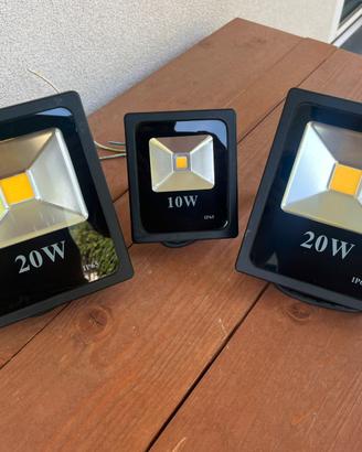 Tre faretti a led Vividia IP65