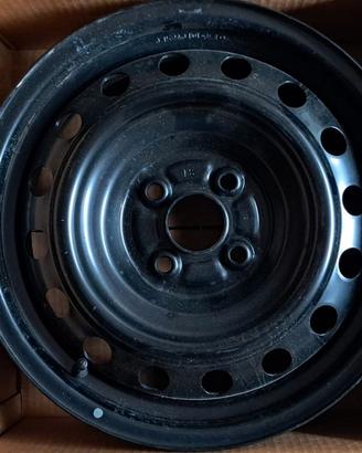 4 Cerchioni Toyota Yaris completi di Copricerchi