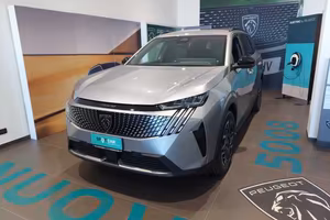 Peugeot 5008 Hybrid 145 e-DCS6 Allure KM0