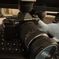 Corredo Olympus con flash e obiettivo