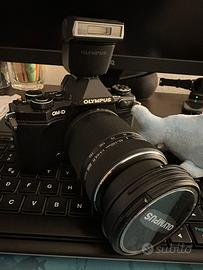 Corredo Olympus con flash e obiettivo