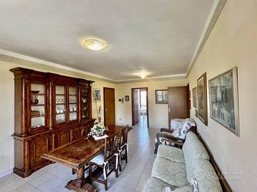 Appartamento di 73 m² con 5 locali e posto auto a 