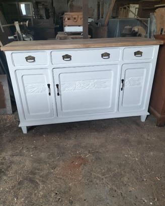 Credenza laccata in legno di noce e rovere