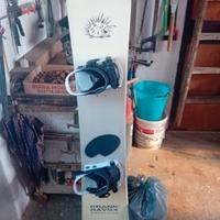 snowboard completo di attacchi e custodia.