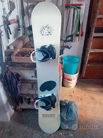 snowboard completo di attacchi e custodia.