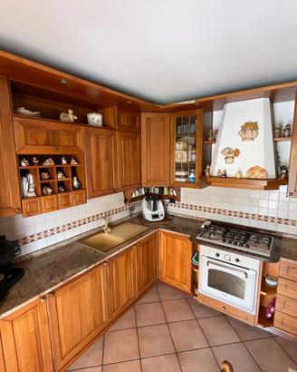 Cucina in legno di noce e piano in granito