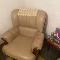 Poltrona classica  beige con dettagli in legno