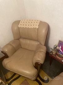 Poltrona classica  beige con dettagli in legno