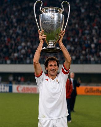 Fotografia Baresi alza la Coppa dei campioni 1990