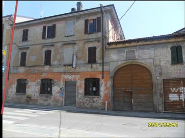 Corte con spazio commerciale