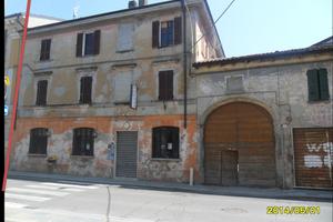 Corte con spazio commerciale