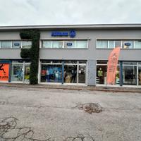 Negozio con 6 vetrine mestre