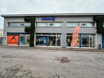 Negozio con 6 vetrine mestre