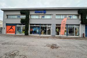 Negozio con 6 vetrine mestre