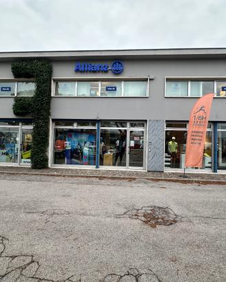 Negozio con 6 vetrine mestre