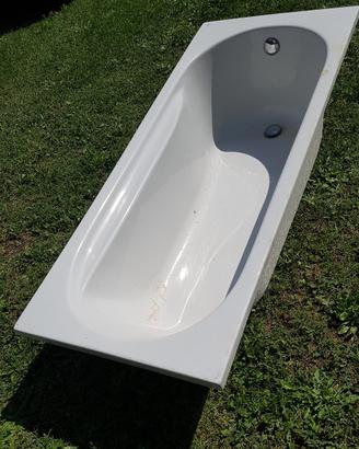 Vasca da bagno con rubinetteria e doccino