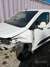 Opel combo incidentato