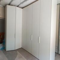 Armadio ad angolo in legno laccato + cassettiera