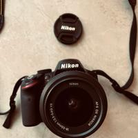 Fotocamera digitale NIKON D 3200 ben tenuta