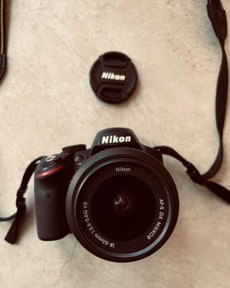 Fotocamera digitale NIKON D 3200 ben tenuta