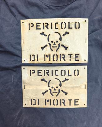 Due targhe uguali di pericolo in lamiera 