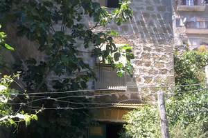 terreno con rustico in stato grezzo