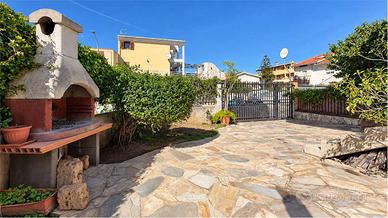Porzione di bifamiliare su tre livelli con cortile