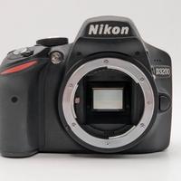 Nikon D3200 con obiettivo