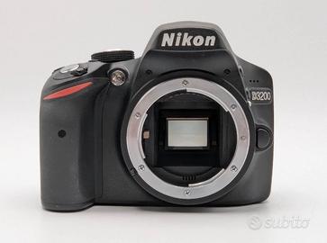 Nikon D3200 con obiettivo