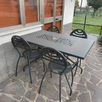 Tavolo da esterno con sedie