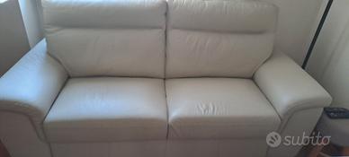 Divano 2 posti in pelle color beige chiaro