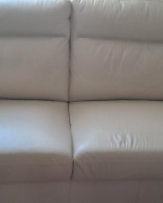Divano 2 posti in pelle color beige chiaro
