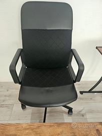 scrivania angolare componibile e poltrona studio