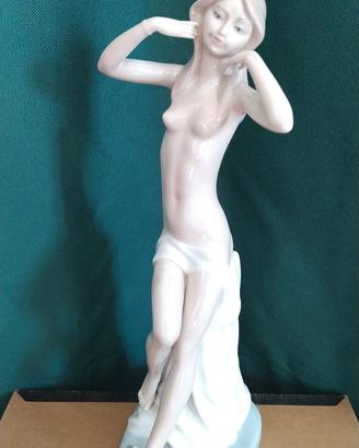 statua figura femminile in ceramica