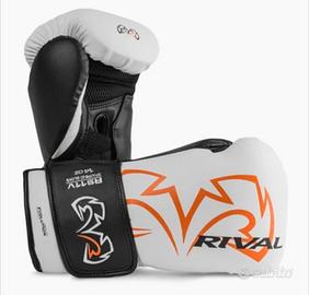 Sacco e guanti da boxe è kickboxing.