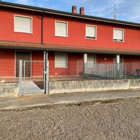 Villetta con terrazzo e giardino immersa nel verde