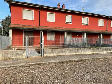 Villetta con terrazzo e giardino immersa nel verde