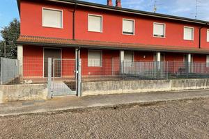 Villetta con terrazzo e giardino immersa nel verde