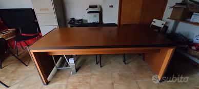 Scrivania in legno color ciliegio