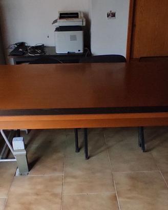 Scrivania in legno color ciliegio