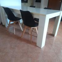 Tavolo bianco lucido