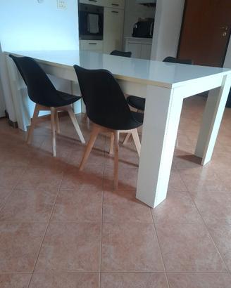 Tavolo bianco lucido