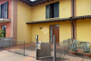 VILLA A SCHIERA A BORGO SAN GIACOMO