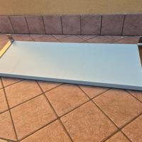 mensola colore azzurro con staffe per il fissaggio