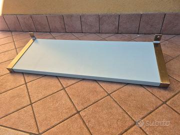 mensola colore azzurro con staffe per il fissaggio