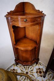 Mobile angolare in legno stile classico