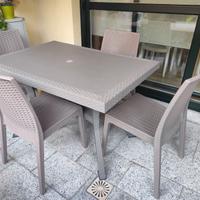 Tavolo e sedie in rattan