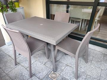 Tavolo e sedie in rattan